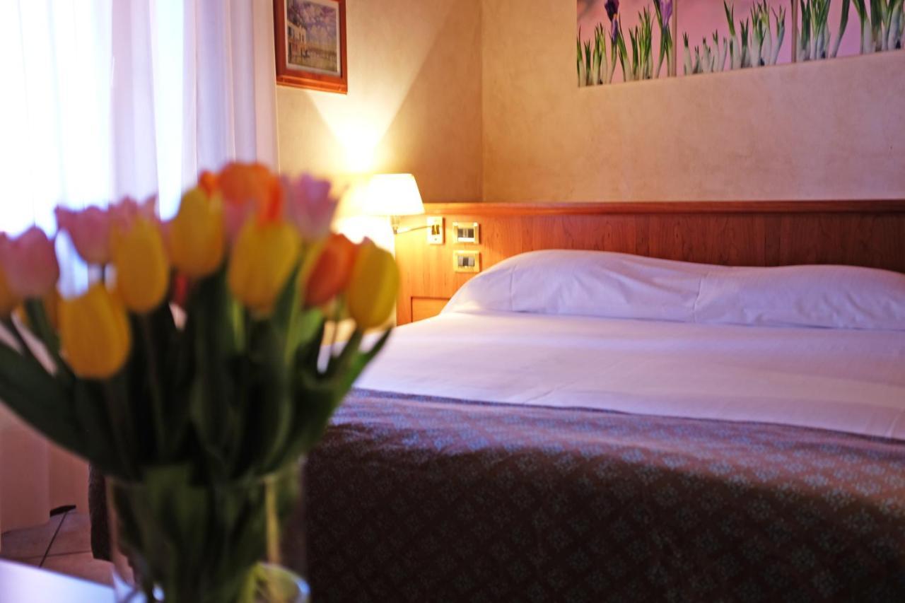 Hotel Corte Regina Σιρμιόνε Εξωτερικό φωτογραφία