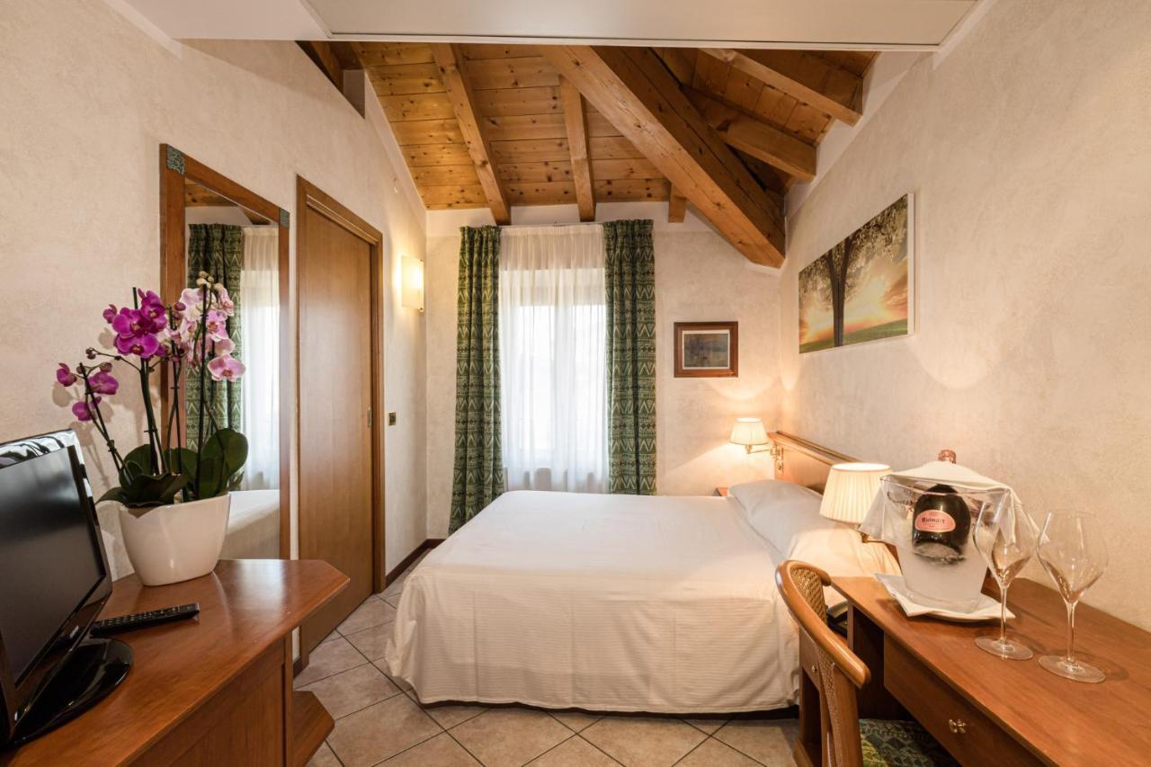 Hotel Corte Regina Σιρμιόνε Εξωτερικό φωτογραφία